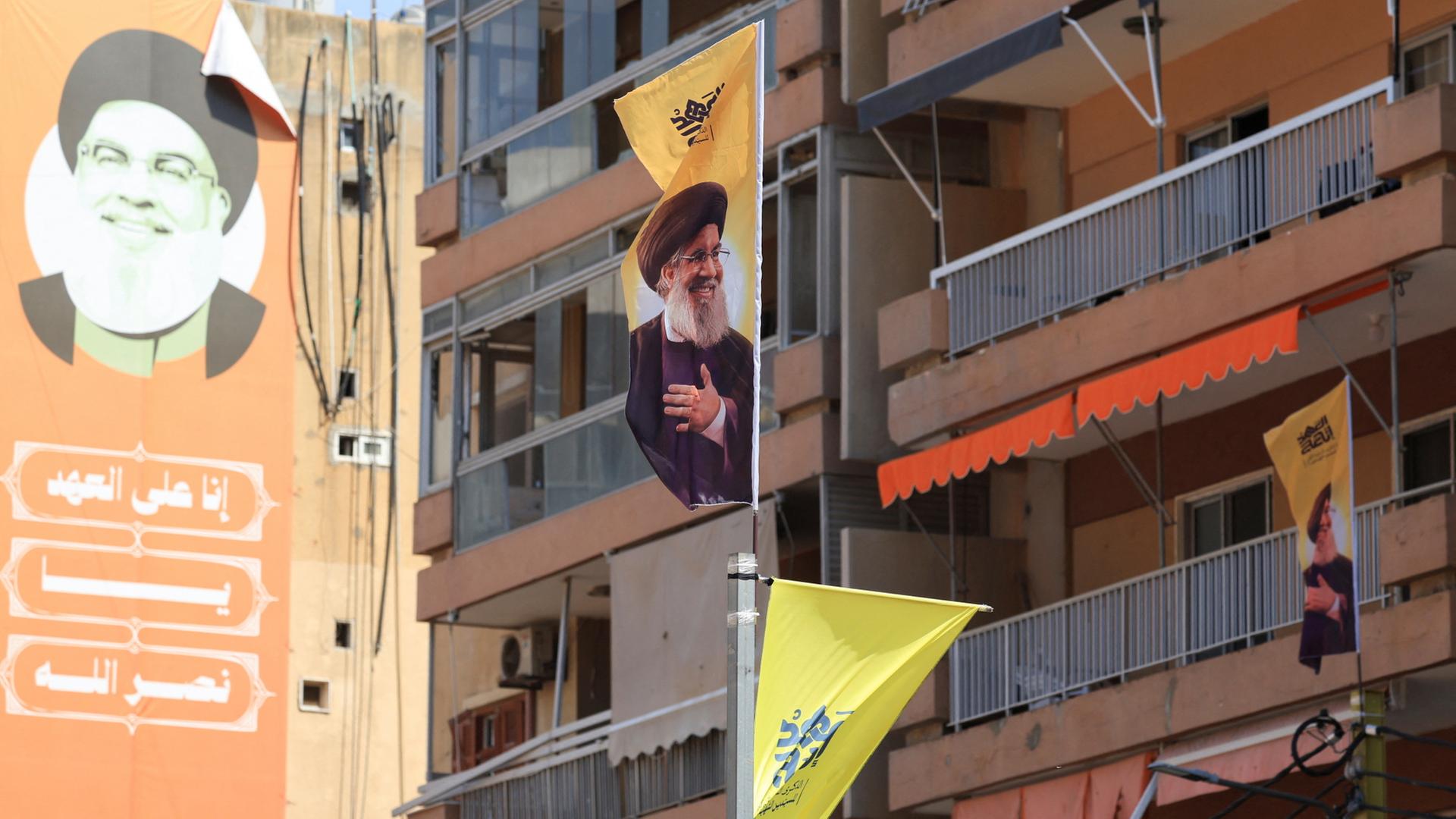 Banner mit dem Bild Nasrallahs an Gebäuden im Libanon | REUTERS