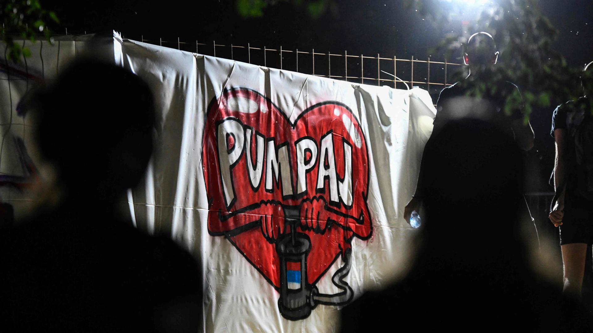 Ein Protestbanner in Belgrad, auf dem 