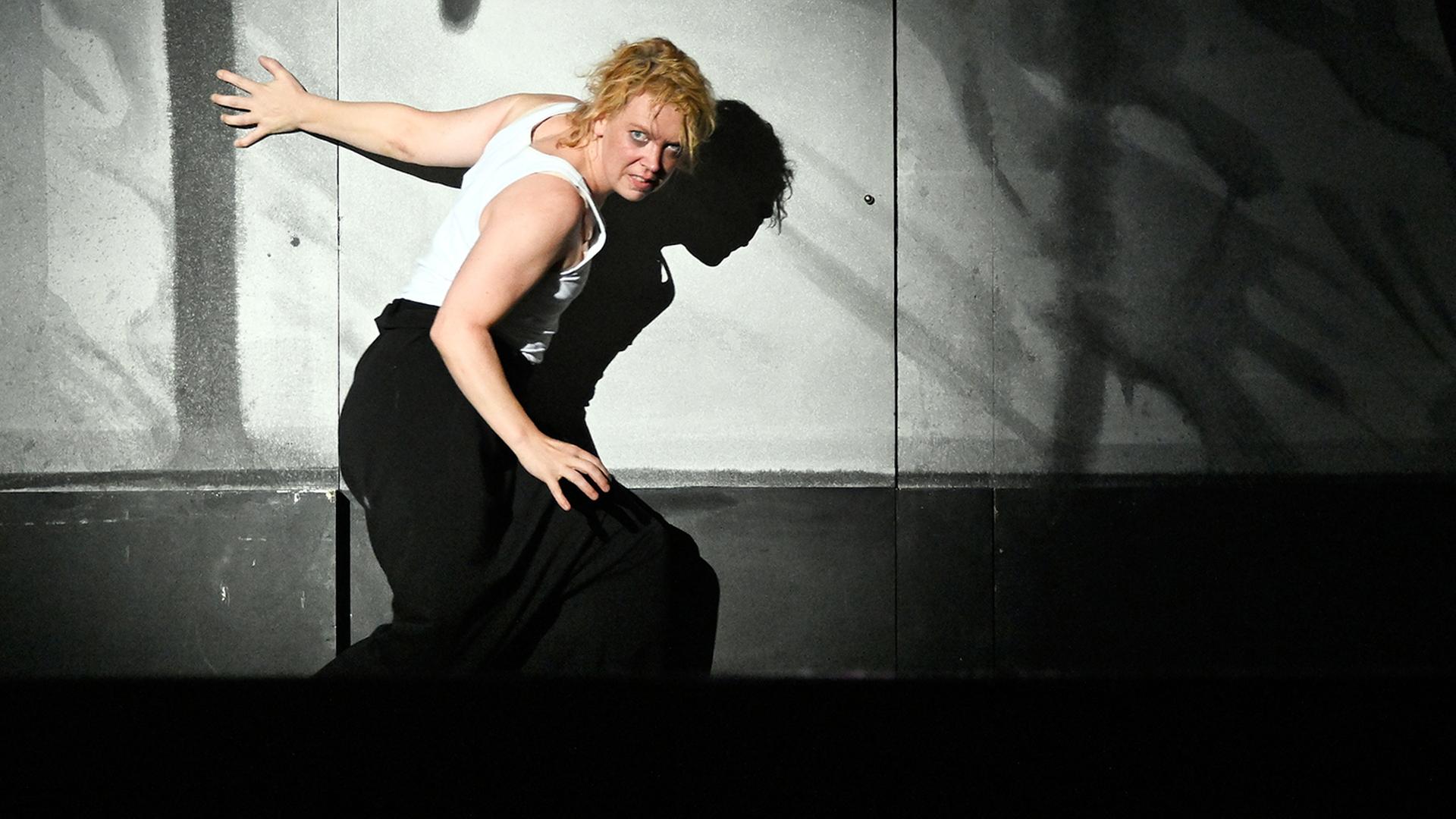 Lina Beckmann ist in dem Theaterstück 