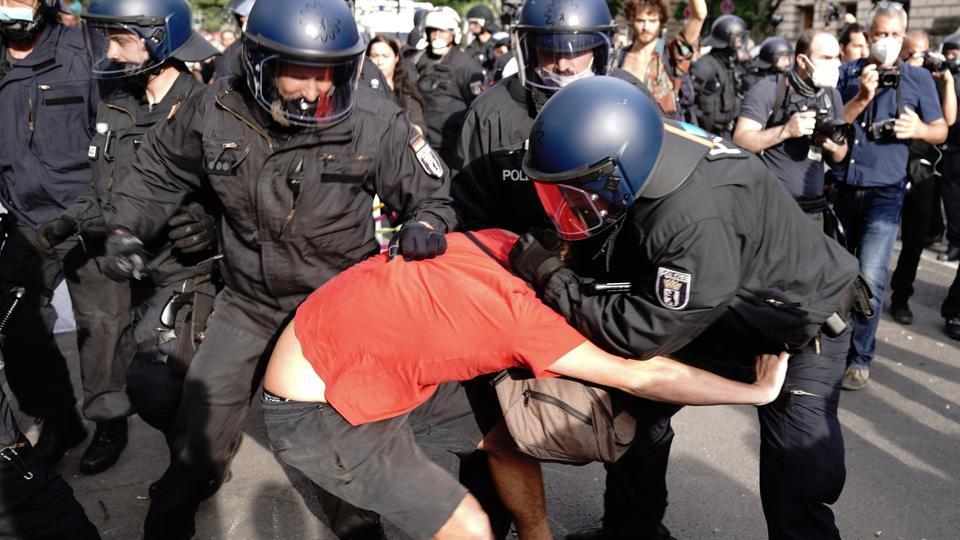 Polizisten nehmen Mann in Berlin fest