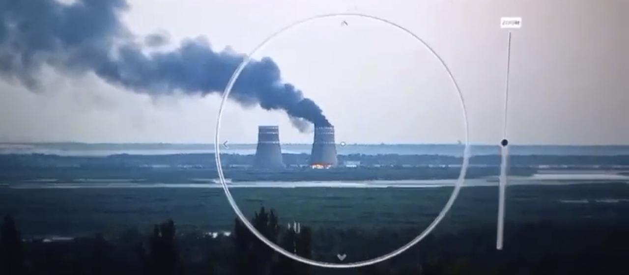 Rauch steigt im Atomkraftwerk Saporischschja im südukrainischen Enerhodar auf