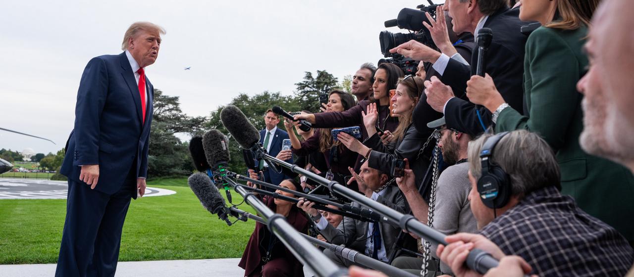 Donald Trump spricht auf dem South Lawn des Weißen Hauses in Washington, D.C., mit Medienvertretern.