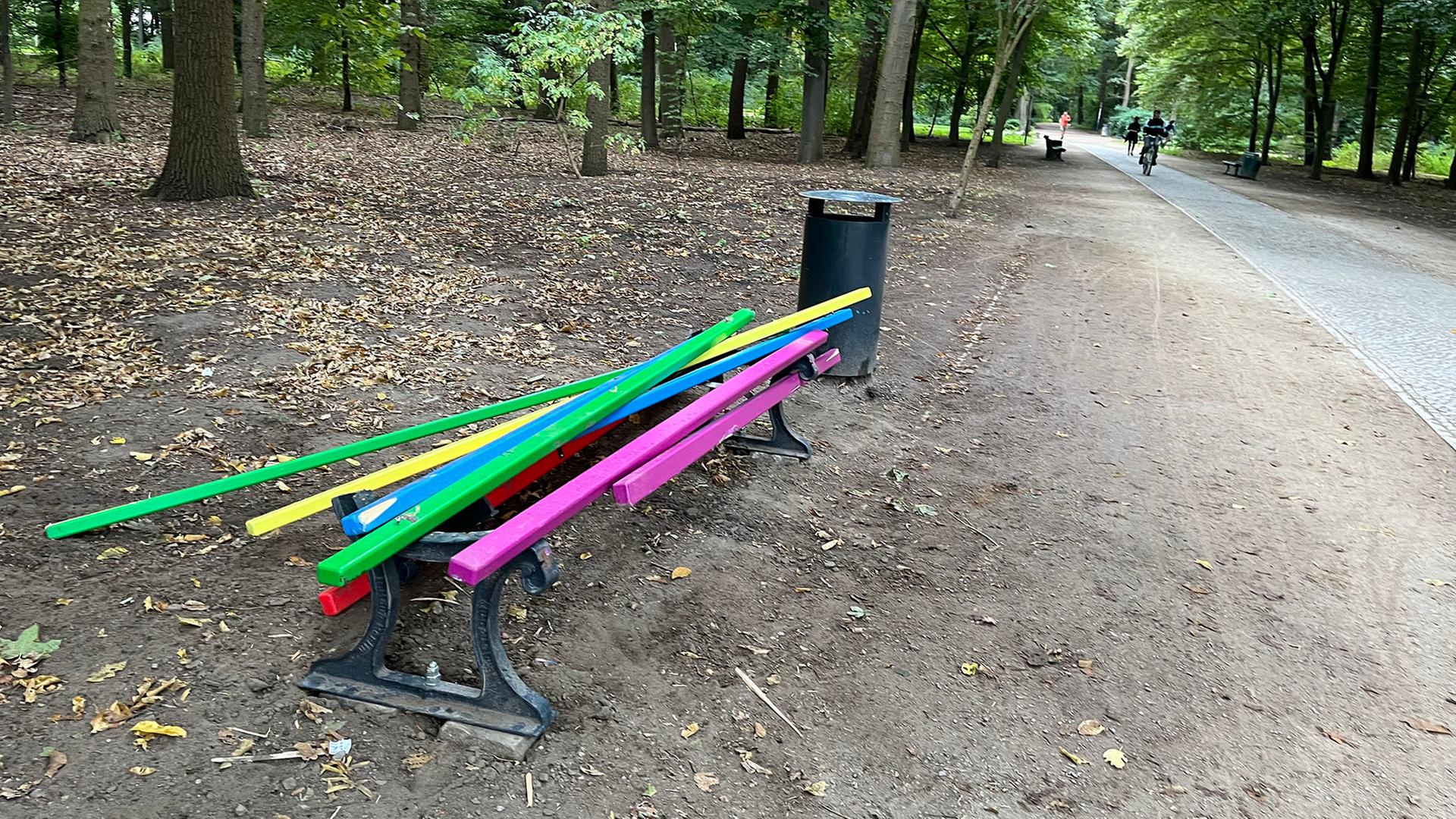 Gedenkort für Opfer von CSD-Anschlag: Regenbogen-Bank im Berliner Tiergarten zerstört