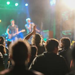 Menschen feiern auf einem Konzert in Baden-Württemberg