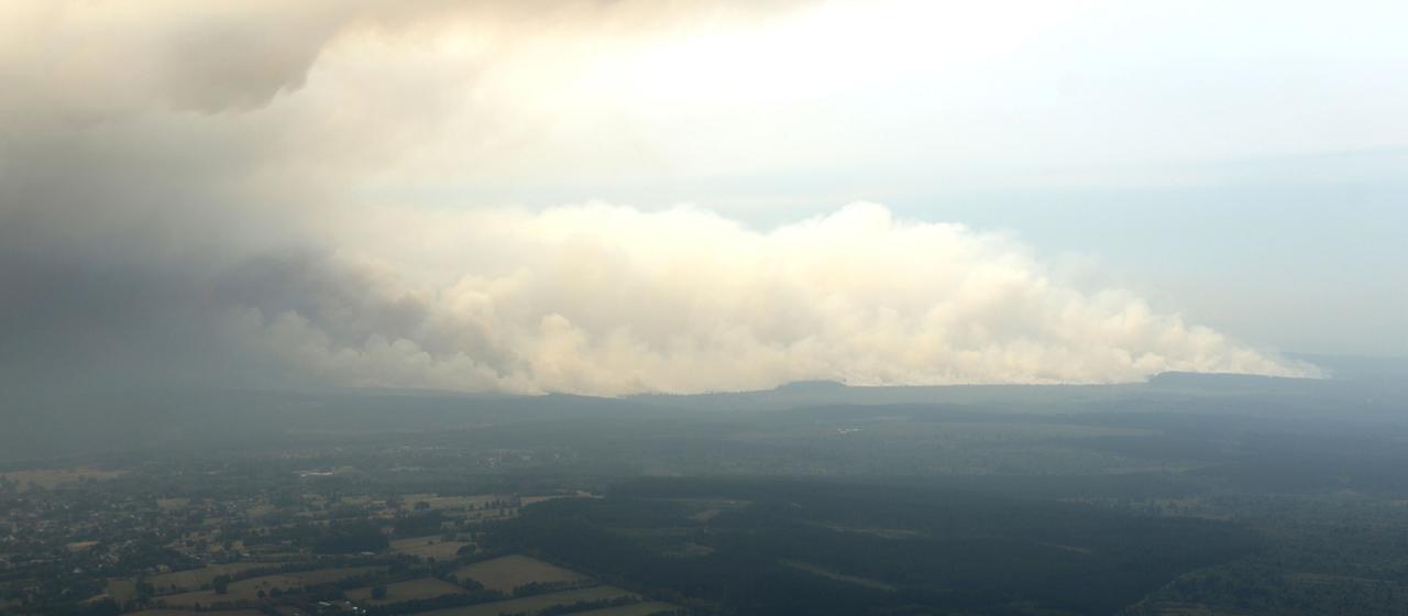 Die Aufnahme aus einem Flugzeug zeigt das Waldbrandgebiet im Hürtgenwald