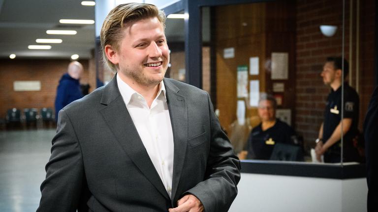 Comedian und Satiriker Sebastian Hotz alias El Hotzo kommt zum Prozess gegen ihn vor dem Amtsgericht Tiergarten.