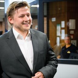 Comedian und Satiriker Sebastian Hotz alias El Hotzo kommt zum Prozess gegen ihn vor dem Amtsgericht Tiergarten.