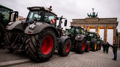 Traktoren stehen aufgereiht vor dem Brandenburger Tor in Berlin