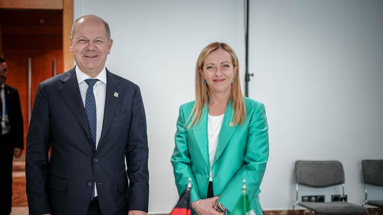 Olaf Scholz und Giorgia Meloni lächeln in die Kamera.