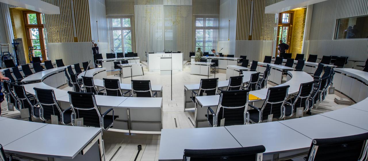 Blick in den leeren Plenarsaal des Schweriner Landtags.