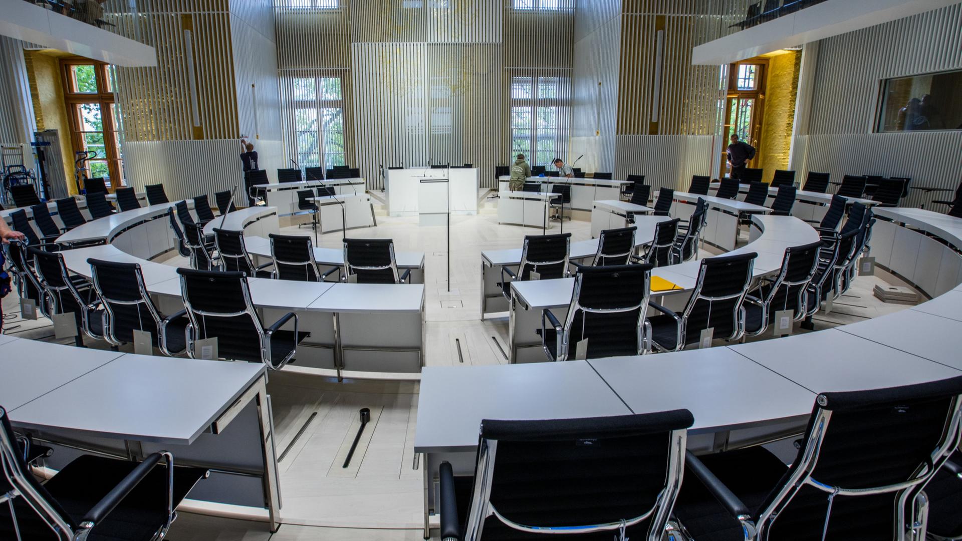 Blick in den leeren Plenarsaal des Schweriner Landtags. | dpa