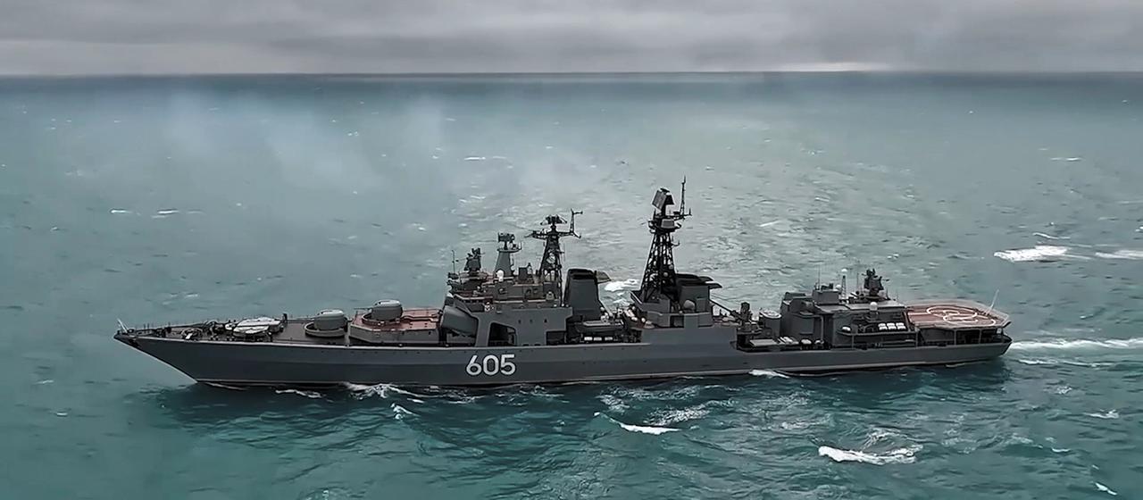Auf diesem Foto aus einem vom Pressedienst des russischen Verteidigungsministeriums am Freitag, den 12. September 2025, verbreiteten Video ist der Zerstörer "Admiral Lewtschenko" der Nordflotte der russischen Marine während gemeinsamer Militärübungen zwischen Russland und Belarus zu sehen. | Russisches Verteidigungsministerium/AP/dpa Auf diesem Foto aus einem vom Pressedienst des russischen Verteidigungsministeriums am Freitag, den 12. September 2025, verbreiteten Video ist der Zerstörer "Admiral Lewtschenko" der Nordflotte der russischen Marine während gemeinsamer Militärübungen zwischen Russland und Belarus zu sehen.