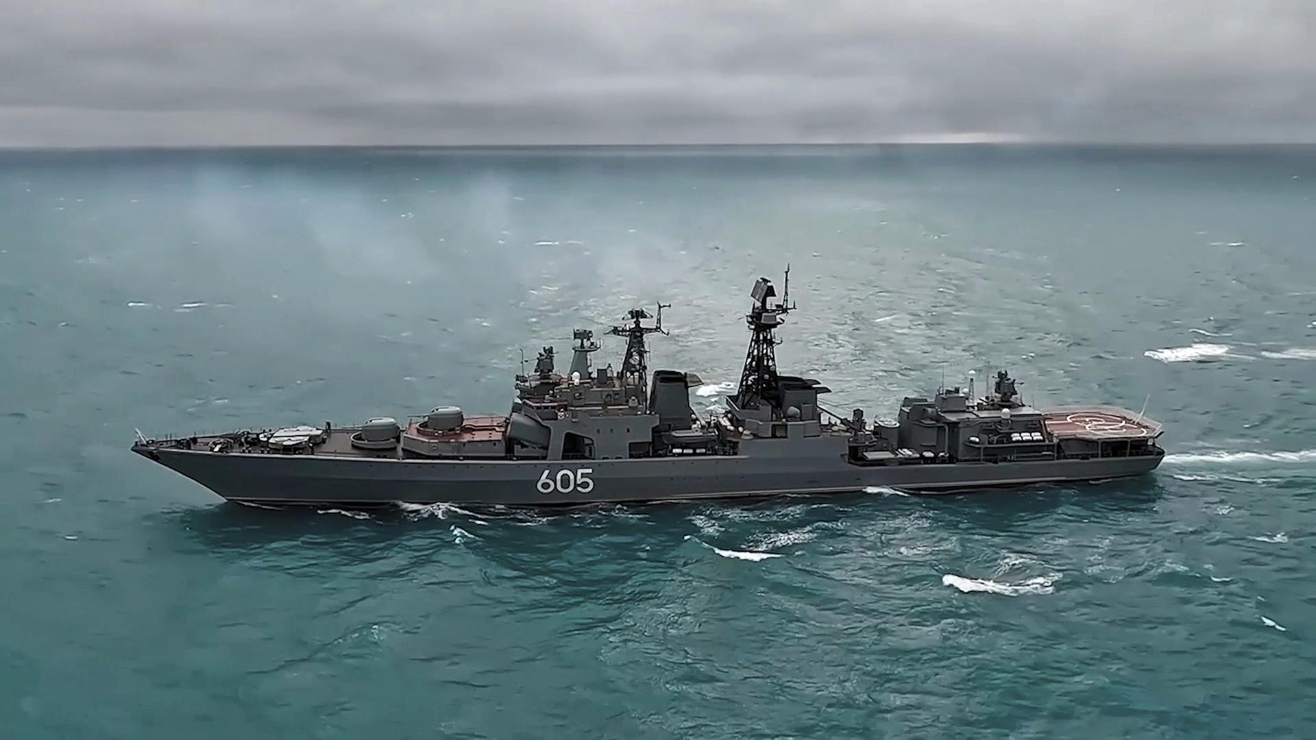 Auf diesem Foto aus einem vom Pressedienst des russischen Verteidigungsministeriums am Freitag, den 12. September 2025, verbreiteten Video ist der Zerstörer 