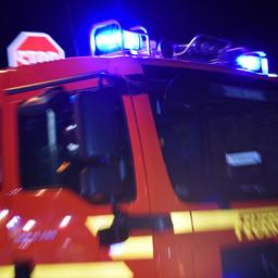 Fahrzeug der Feuerwehr mit Blaulicht im Einsatz