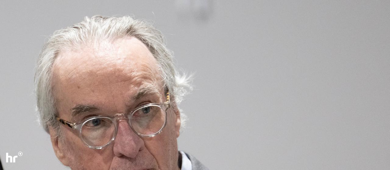 Heinrich XIII. Prinz Reuß vor Gericht vor einem neutralen Hintergrund