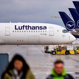 Flugzeuge der Lufthansa auf einem Rollfeld am Flughafen München.