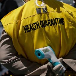 Gesundheitsbeamter mit einem Thermometer