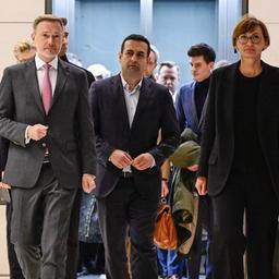Marco Buschmann  l-r), Christian Lindner und Bettina Stark-Watzinger  kommen nach der Entlassung Linders durch den Bundeskanzler zu einem Pressestatement.