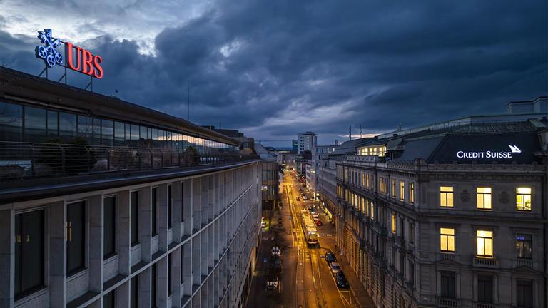 Die Hauptsitze der Schweizer Banken UBS und Credit Suisse am Paradeplatz, Zürich