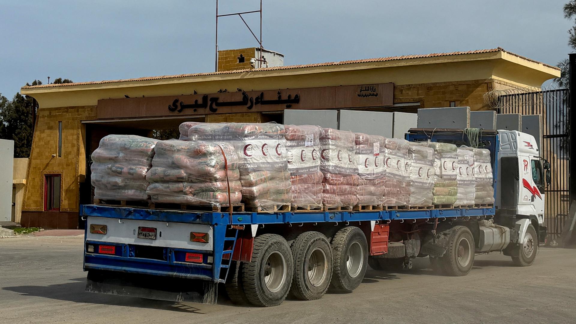 Ein Lkw vor dem Grenzübergang Rafah | REUTERS