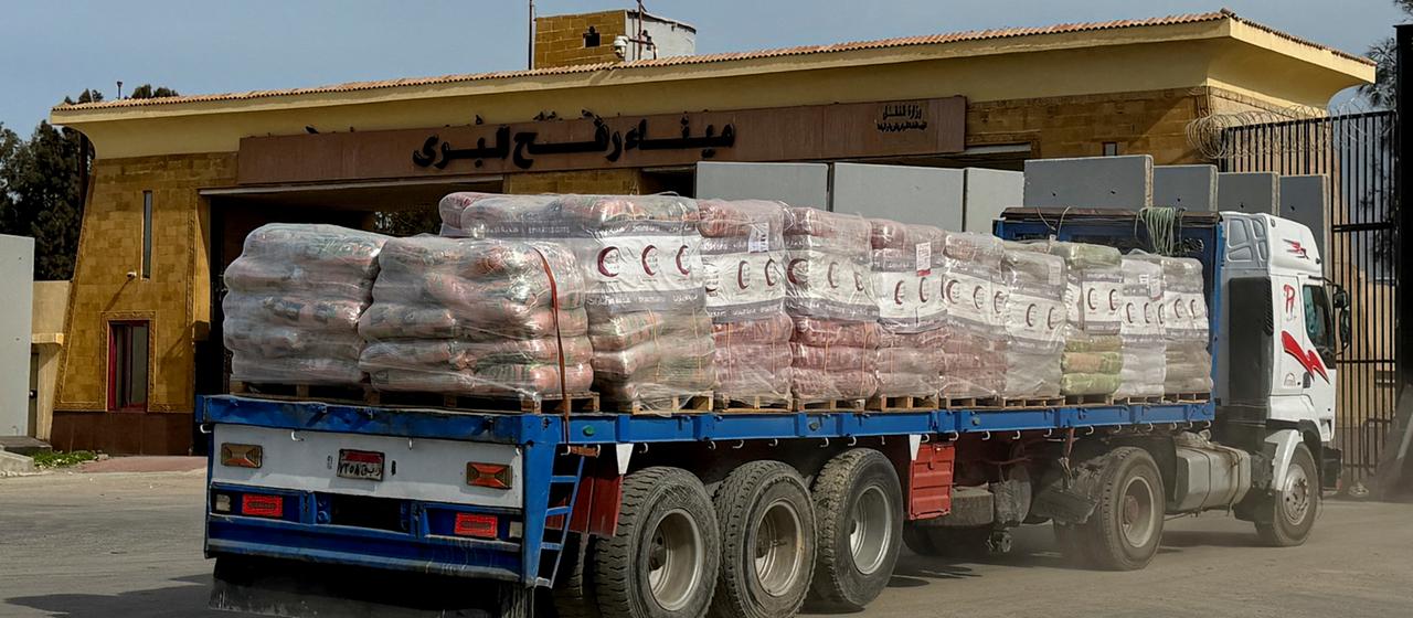 Ein Lkw vor dem Grenzübergang Rafah