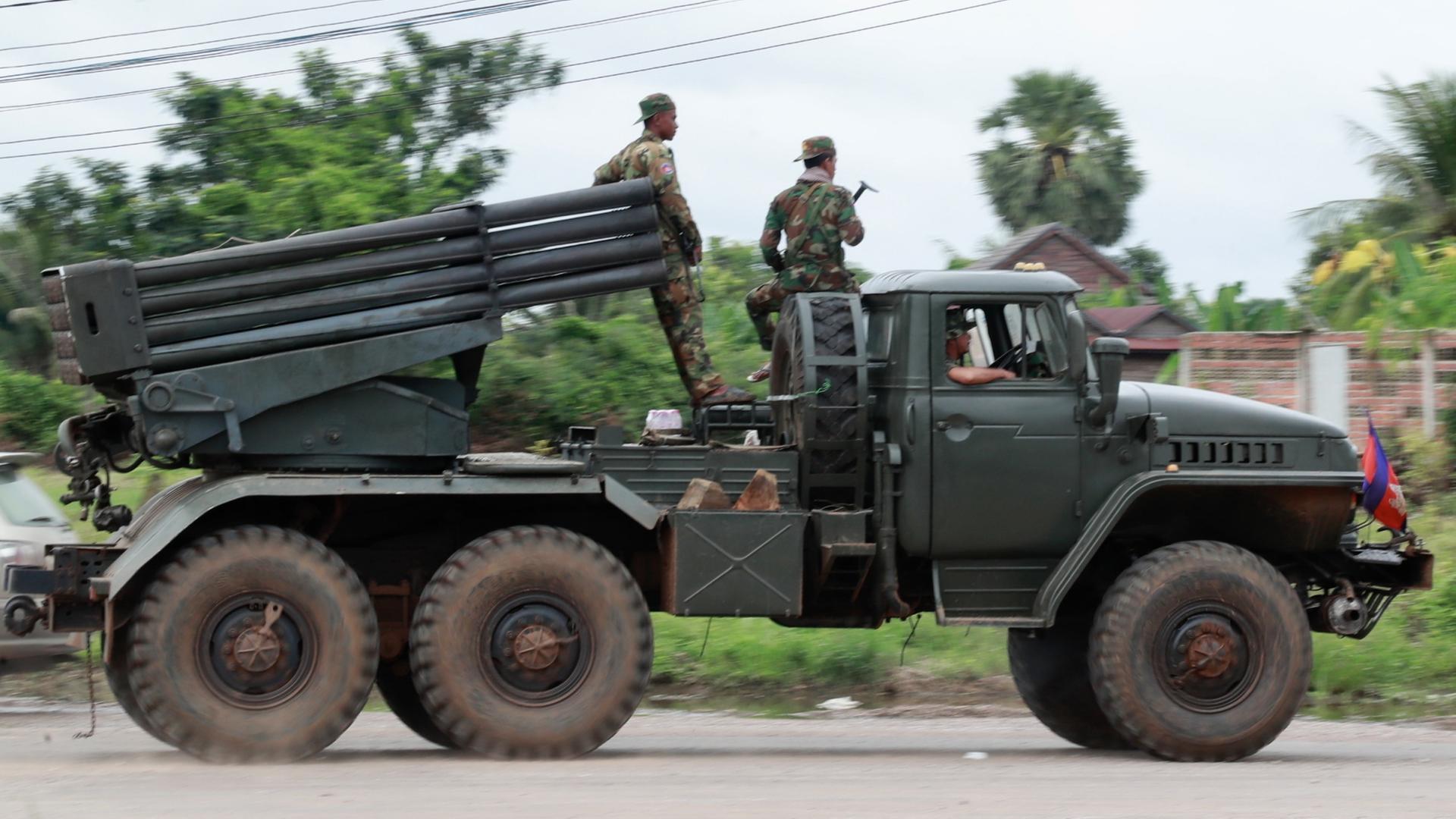 Kambodschanische Soldaten fahren mit einem Militärlastwagen. | EPA/KITH SEREY