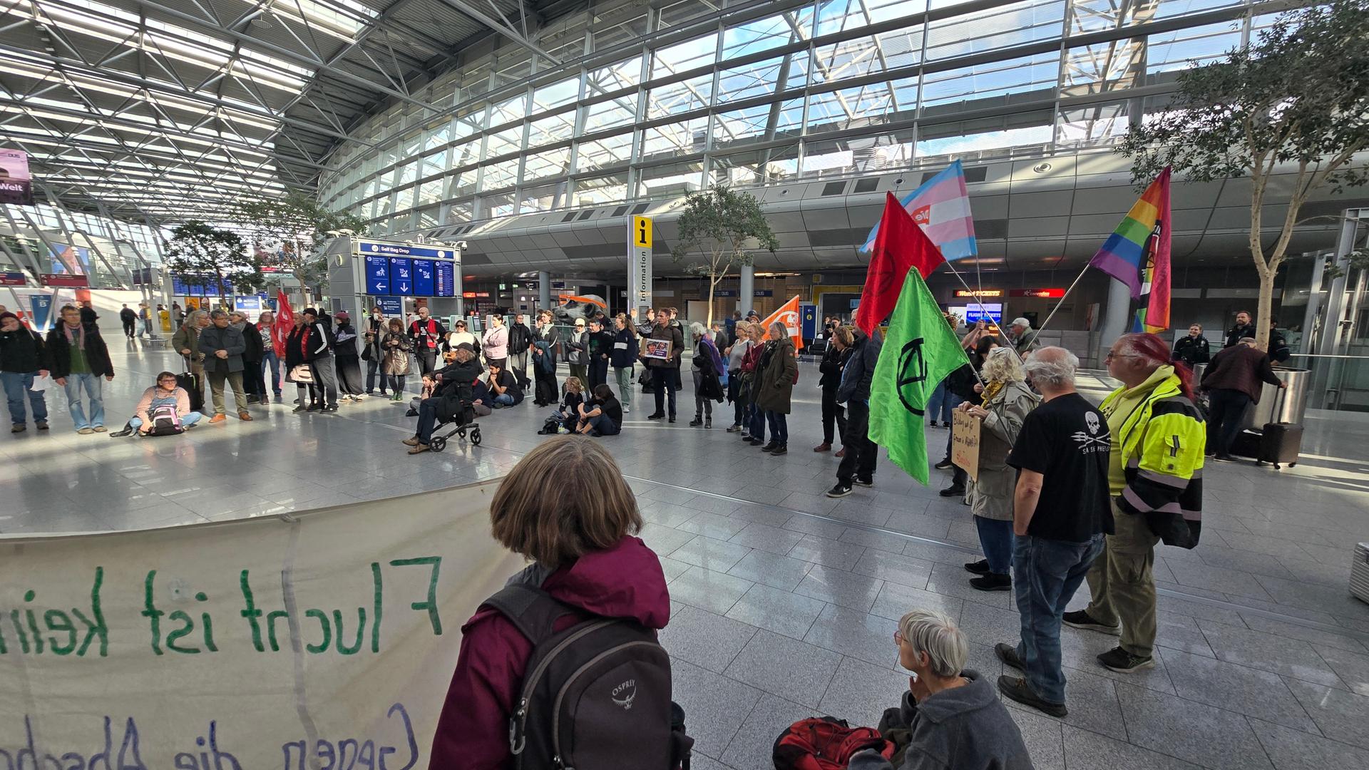 Flughafen Düsseldorf: Proteste gegen verschärfte Abschiebepolitik
