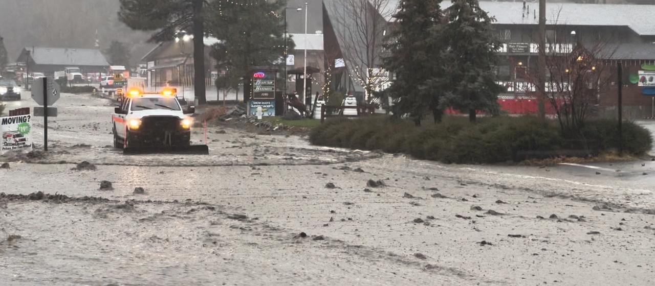 Fahrzeug fährt in San Bernardino County, Kalifornien durch eine überflutete Straße