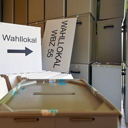 Wahlurnen und -schilder stehen in einem Lager