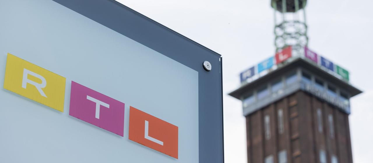 Das RTL-Logo und ein Turm im Hintergrund