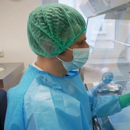 Apotheker Robert Herold im Labor