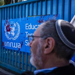 Israelische Aktivisten nehmen an einem Protest teil, als sie den Eingang zum Büro des UN-Palästinenserhilfswerks (UNRWA)  blockieren. (Archivbild vom 20. März 2024)