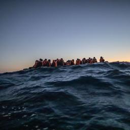 Ein Boot mit Geflüchteten vor der libyschen Küste im Mittelmeer 