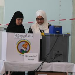 Wählerinnen in einem Wahllokal in Myanmar