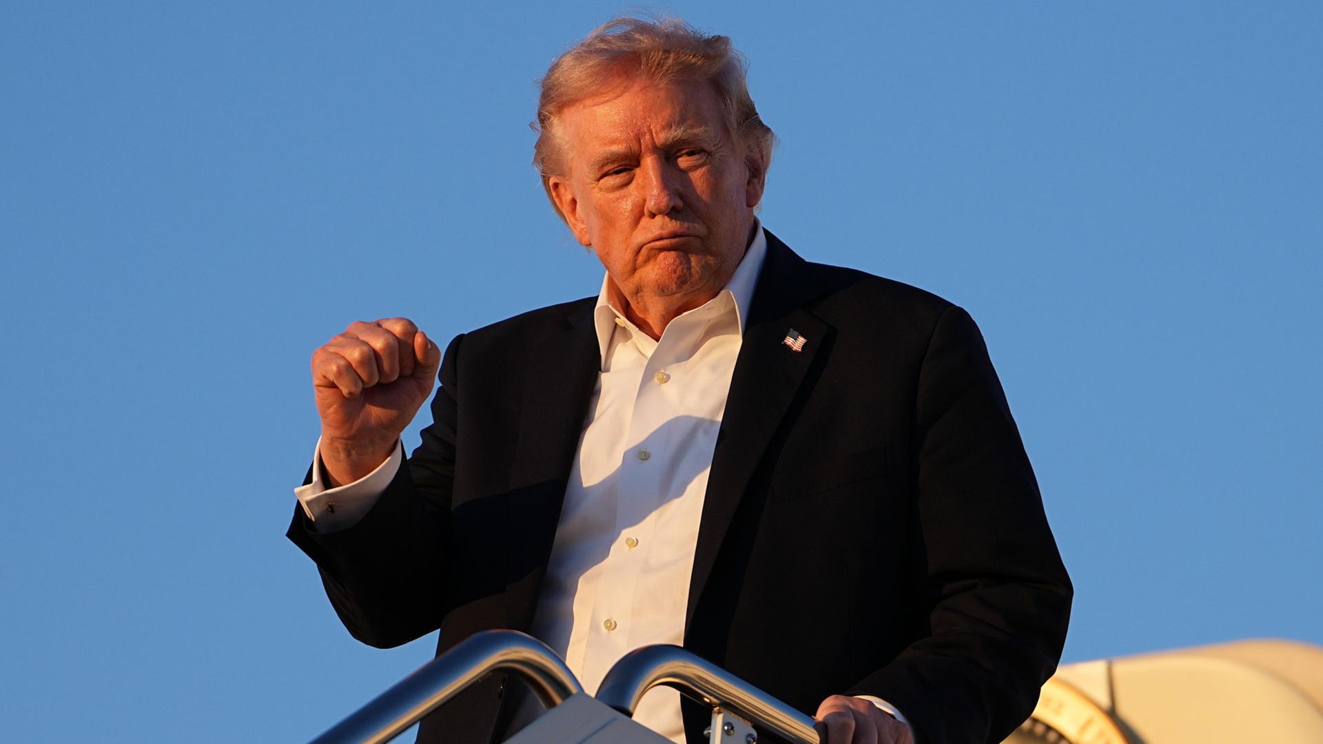 US-Präsident Donald Trump auf Gangway eines Flugzeugs | AP
