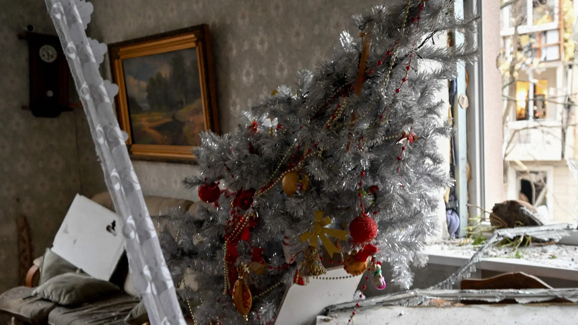 charkiw-ukraine-zerstoerte-wohnung-100.w