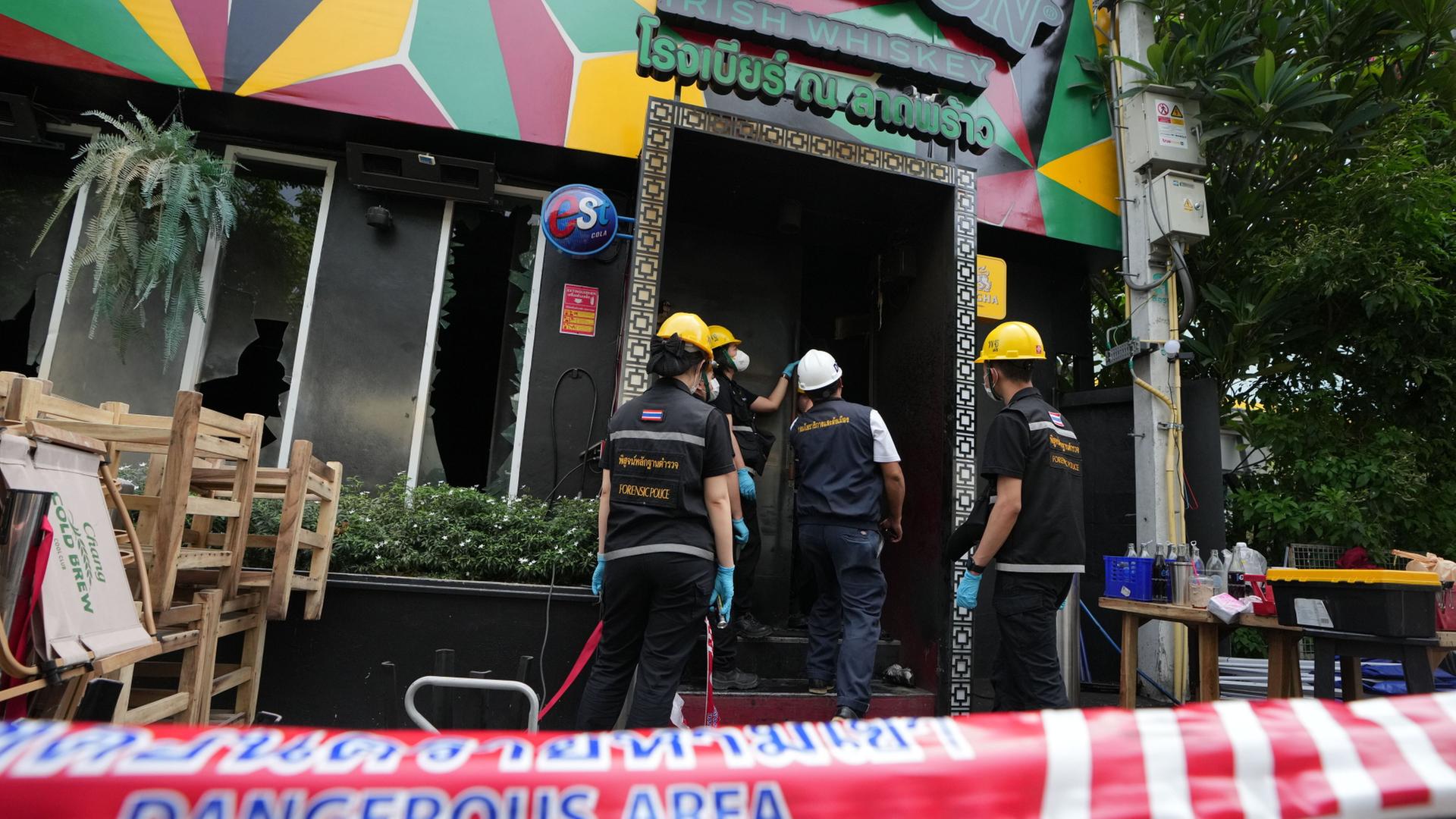Kriminaltechniker stehen vor dem Lokal Rong Beer Na Ladprao in Bangkok, Thailand | Sakchai Lalit/AP/dpa