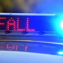 Auf einem Polizeifahrzeug warnt eine Leuchtschrift vor einer Unfallstelle.