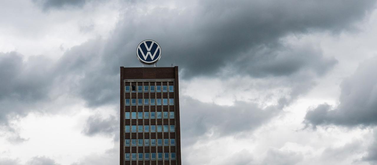 Dunkle Wolken ziehen über das Markenhochhaus auf dem Gelände vom VW Werk Wolfsburg hinweg. | picture alliance/dpa Dunkle Wolken ziehen über das Markenhochhaus auf dem Gelände vom VW Werk Wolfsburg hinweg.