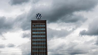 Dunkle Wolken ziehen über das Markenhochhaus auf dem Gelände vom VW Werk Wolfsburg hinweg. 