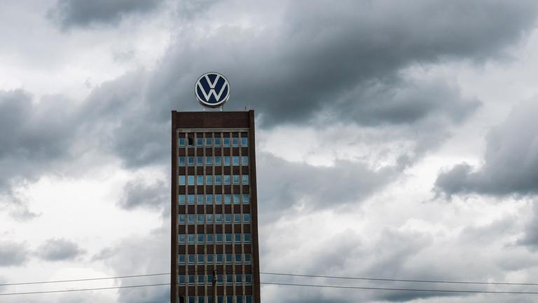 Dunkle Wolken ziehen über das Markenhochhaus auf dem Gelände vom VW Werk Wolfsburg hinweg. 