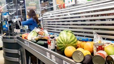 Lebensmittel auf dem Kassenband eines Supermarktes.