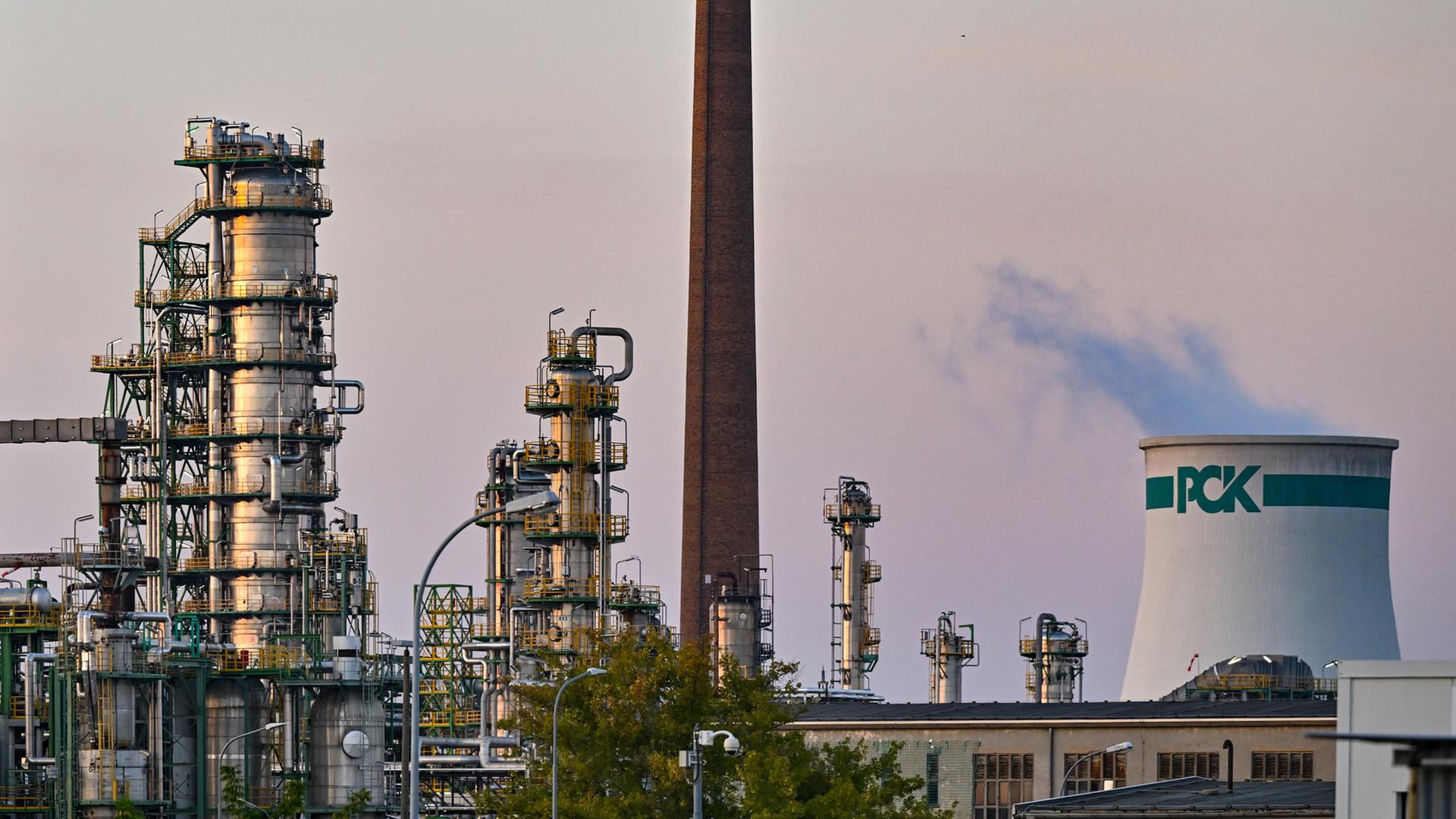 Anlagen zur Rohölverarbeitung auf dem Gelände der PCK-Raffinerie GmbH in Brandenburg. | dpa