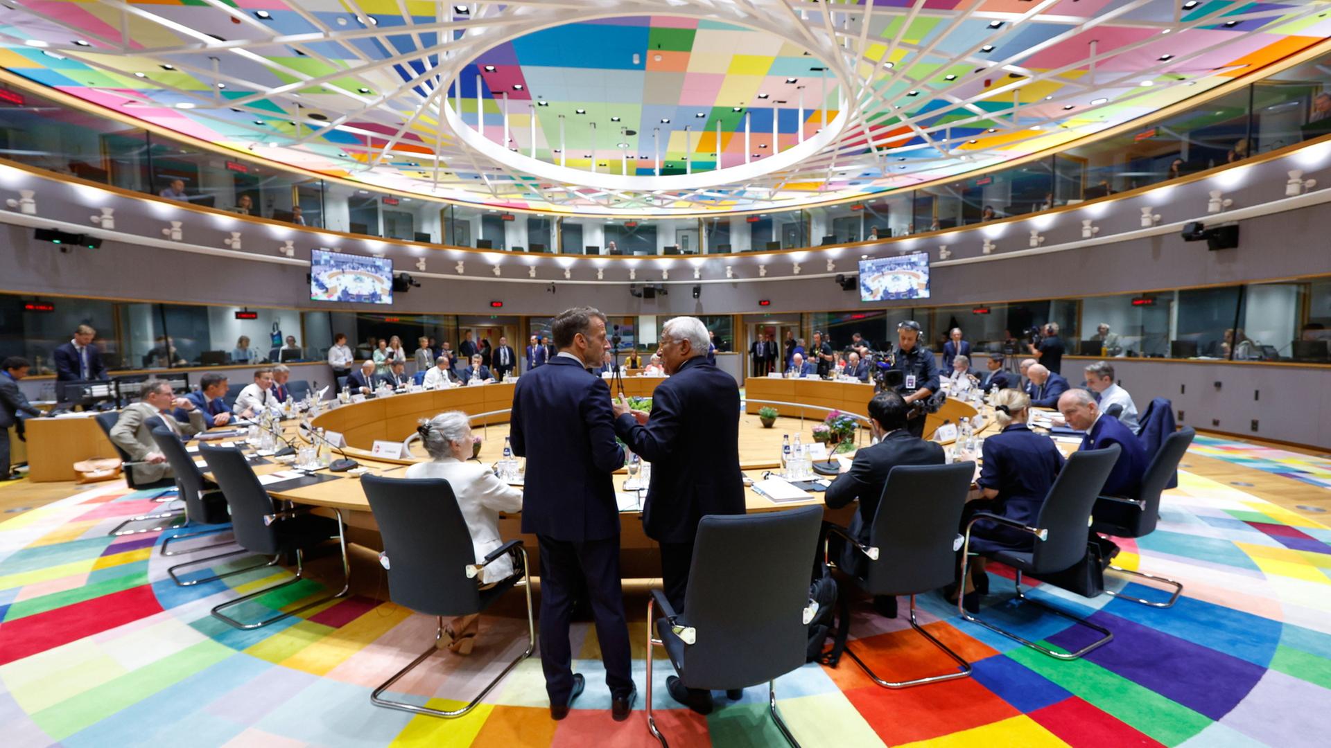 Antonio Costa und Emmanuel Macron sprechen an einem runden Tisch miteinander | AP Photo/Geert Vanden Wijngaert