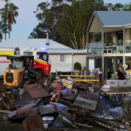 Aufräumarbeiten nach den Überschwemmungen vor einem Wohnhaus in Glenthorne, Australien.