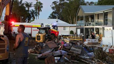 Aufräumarbeiten nach den Überschwemmungen vor einem Wohnhaus in Glenthorne, Australien.