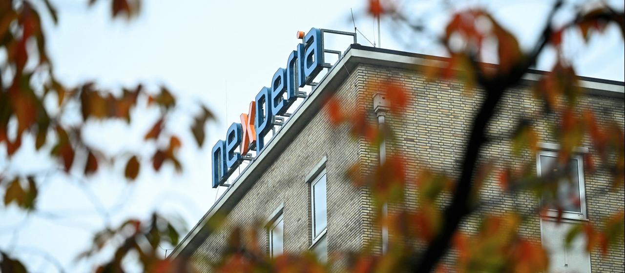 Das Nexperia-Logo an einem Firmengebäude.