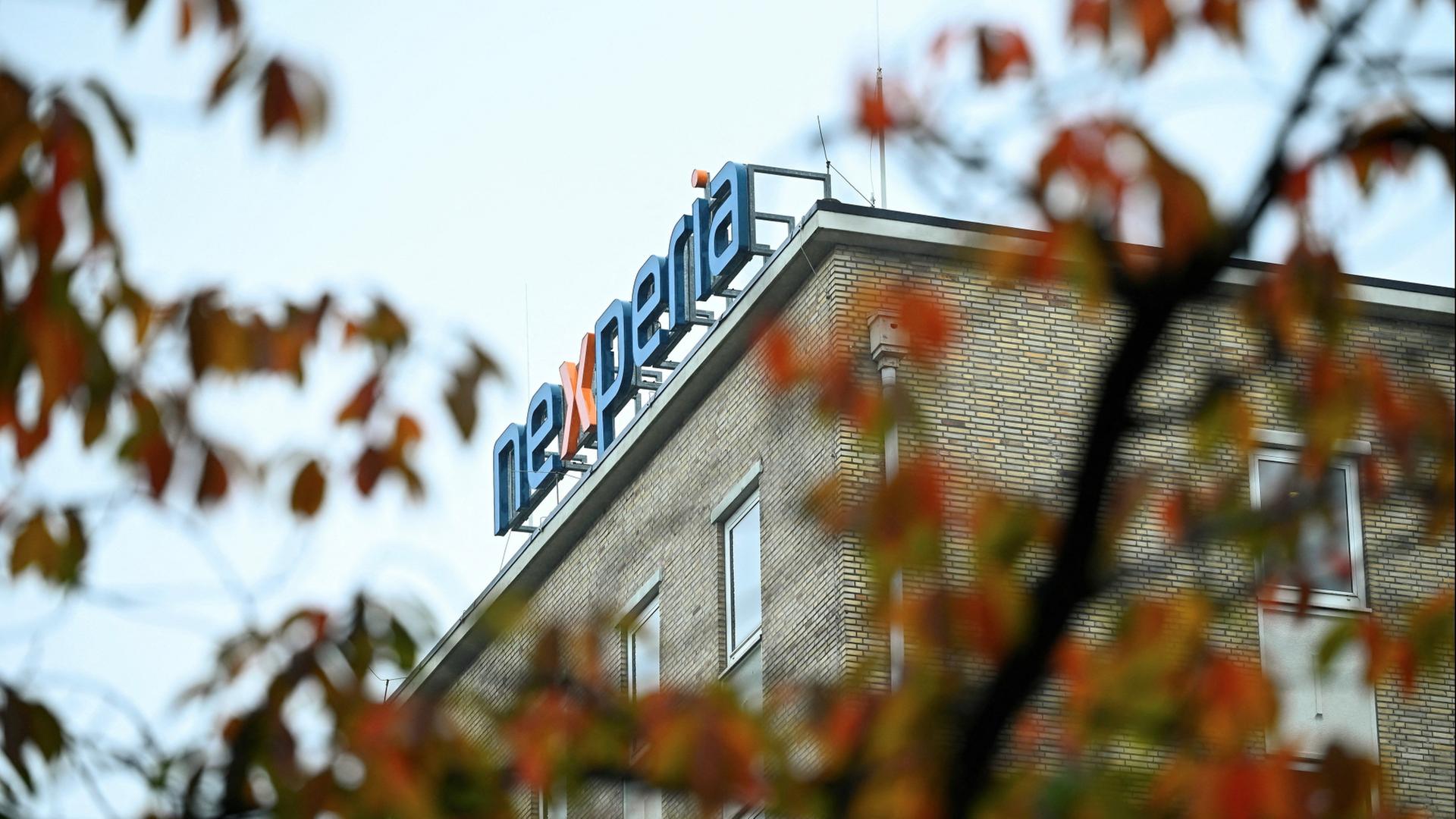 Das Nexperia-Logo an einem Firmengebäude. | REUTERS