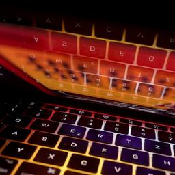 Eine beleuchtete Tastatur eines Laptops.