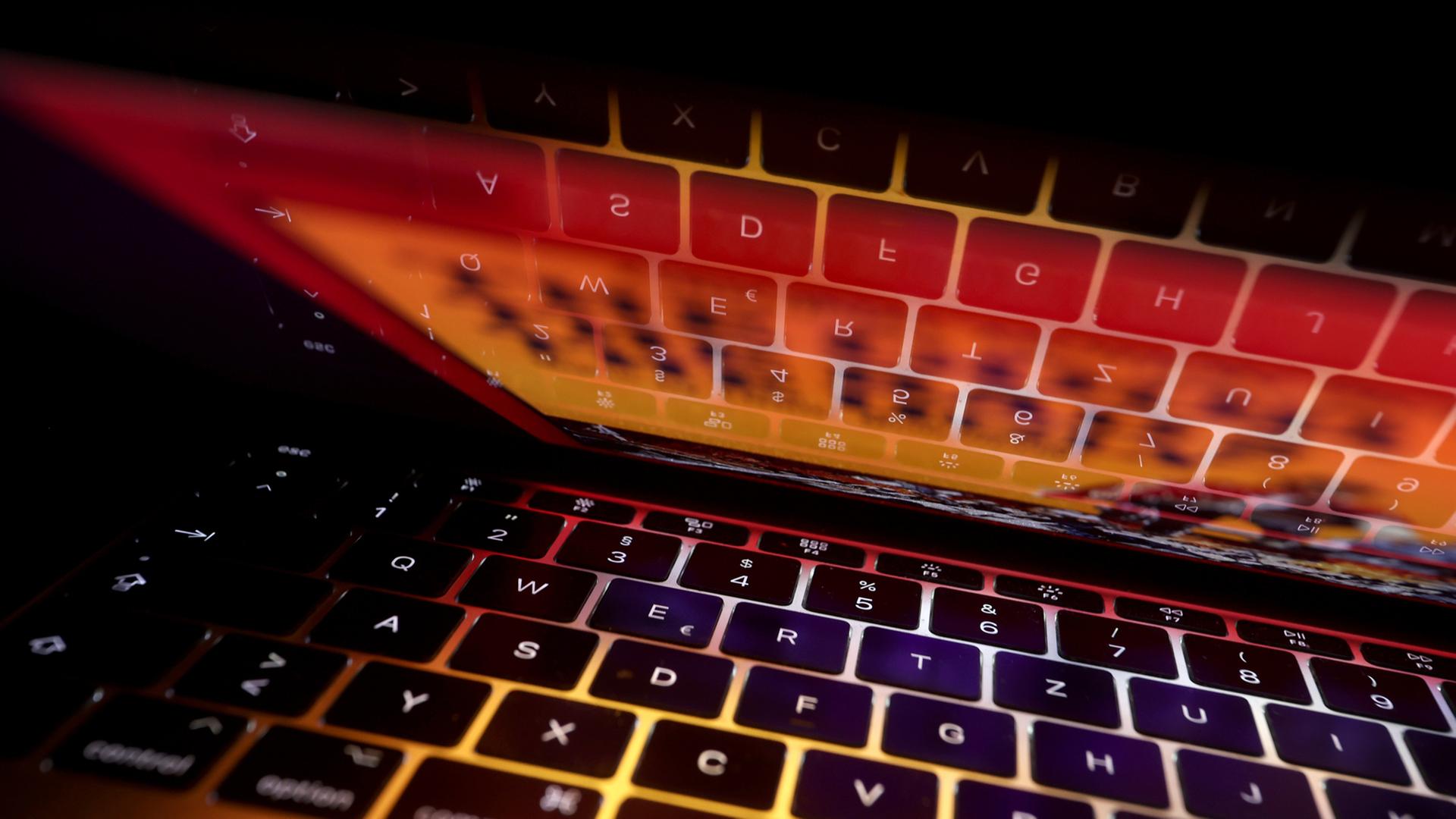 Eine beleuchtete Tastatur eines Laptops. | dpa